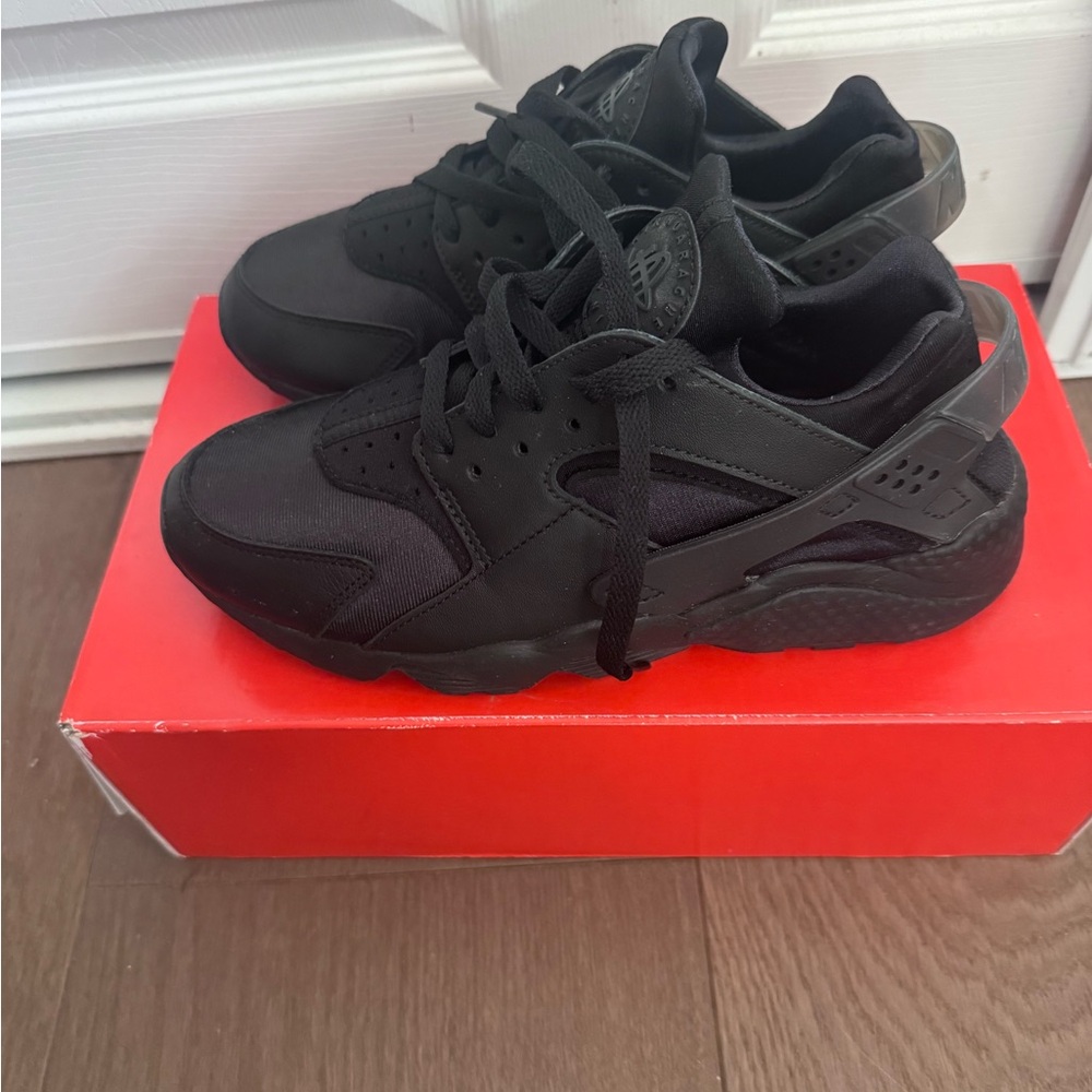 Nike Air Huarache 9.5 Women All-Black